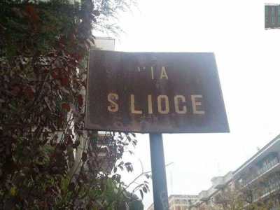 Un cartello pi� antico posto ad angolo con viale Kennedy indica via S. Lioce, dove la S puntata sta per "Santo"